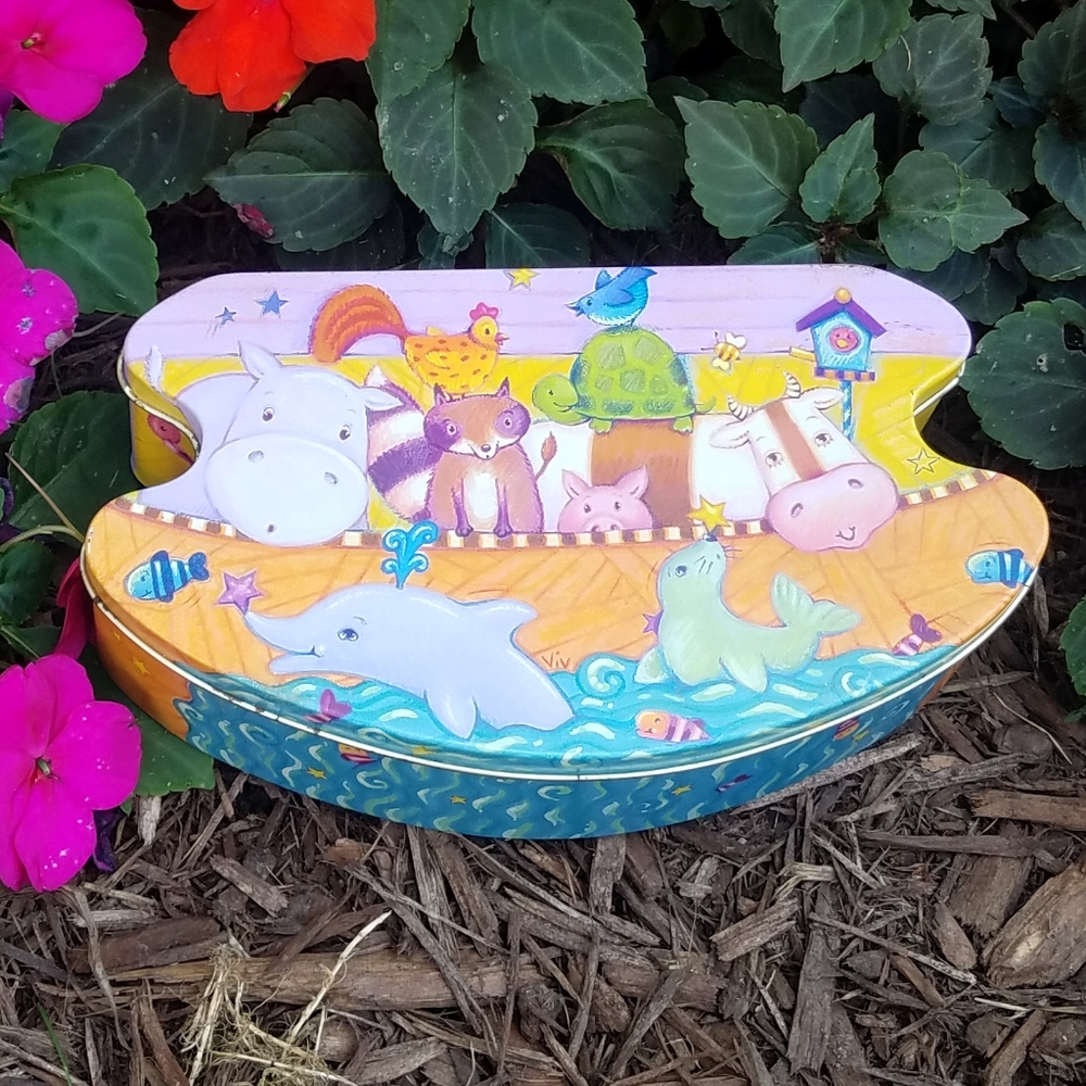🙂 Vintage adorable Noah's ark tin!!